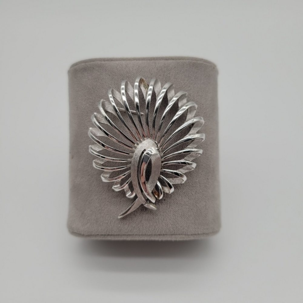 Crown Trifari Signed Silvertone Brooch Ribbon‎ w/Swoosh Design